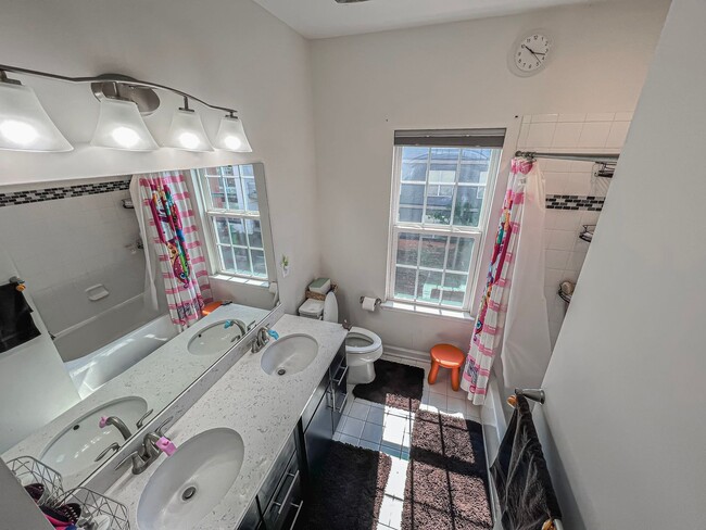 Building Photo - Stunning and Spacious 3 Bed, 2.5 Bath End-...