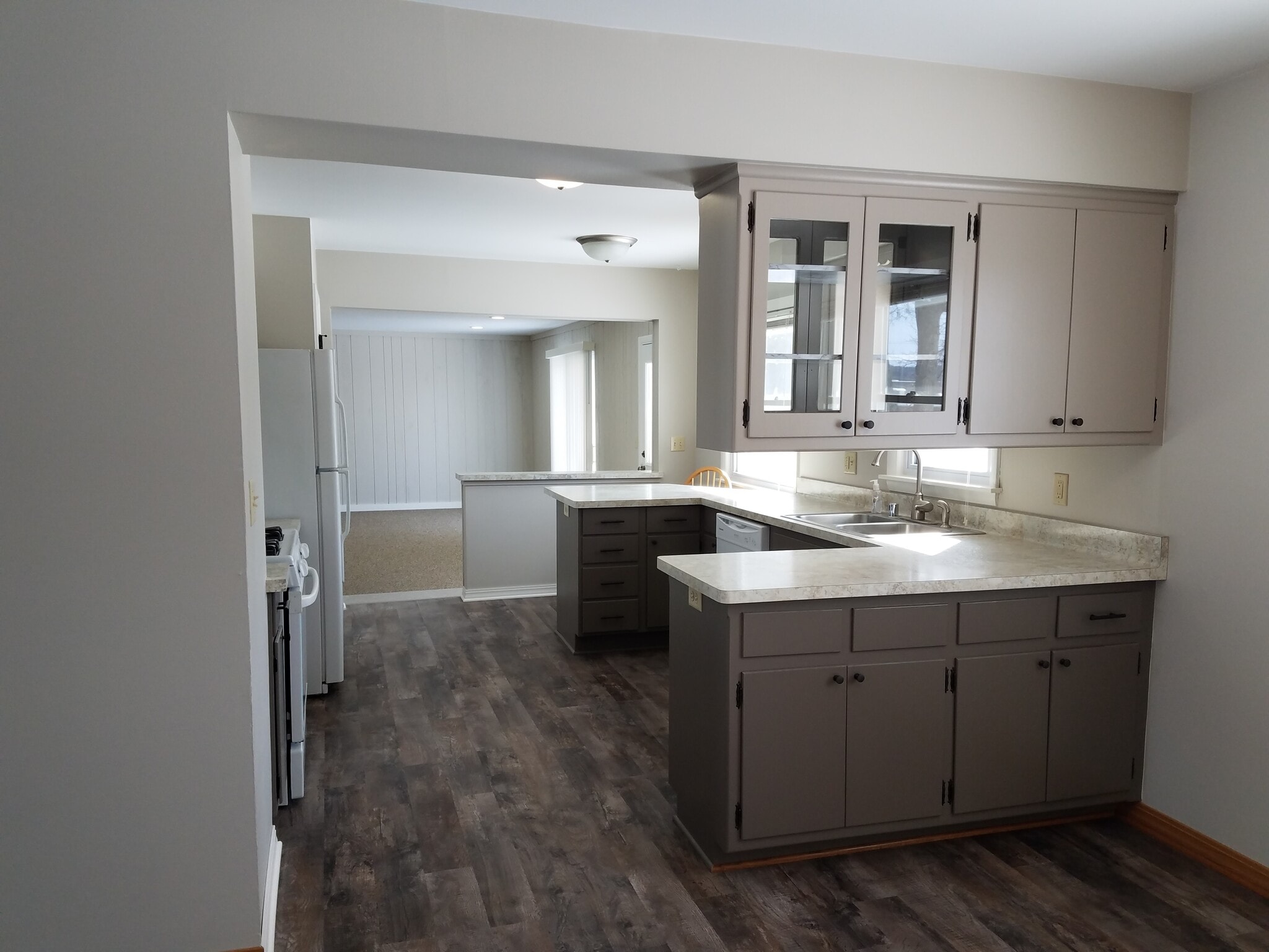 Kitchen/dining - 409 Hill N Dale Cir