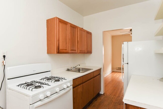 Building Photo - 834 W Waveland Ave