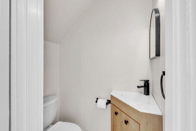 Building Photo - Newly Renovated 2 BR/ 1.5 BA Condo off Eas...