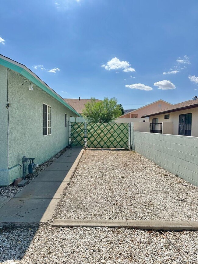Building Photo - 3905 Raymond Ave