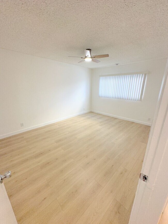 Building Photo - Highly updated 1bd/1ba in Canoga Park, Chatsworth adjacent! Parking included