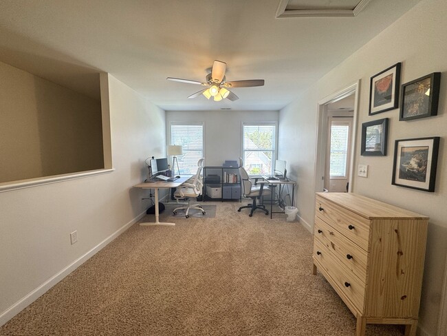 Building Photo - Beautiful home! Minutes to Surf City!