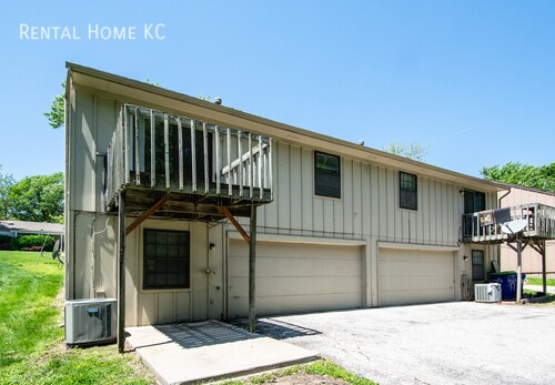Building Photo - 3-bed 2-full-bath Duplex w/Double Garage  ...
