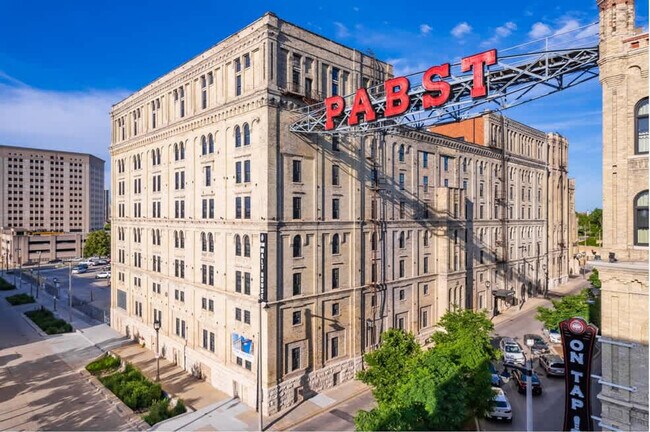 Building Photo - 1009 W Juneau Ave