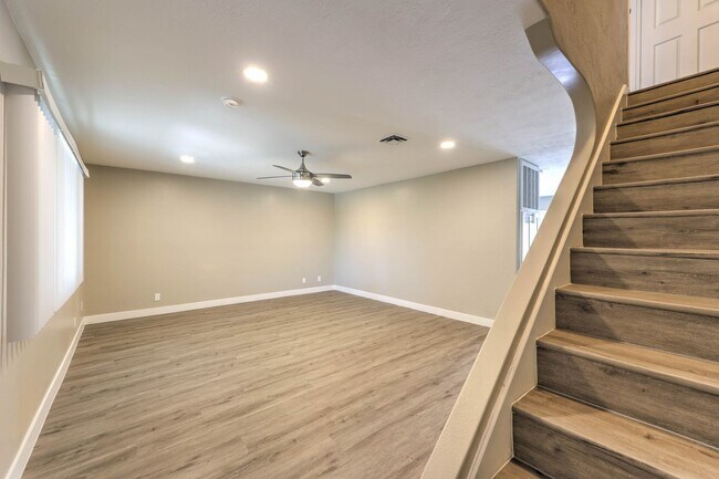 Building Photo - Huge one bedroom condo close community pool and tennis courts.