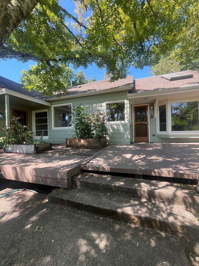 Building Photo - 3- Bedroom 2.5-Bathroom Gardening paradise...
