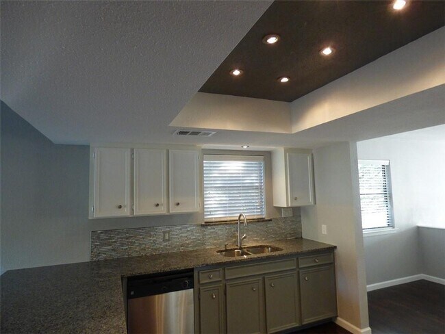 Building Photo - 6107 La Mesa St