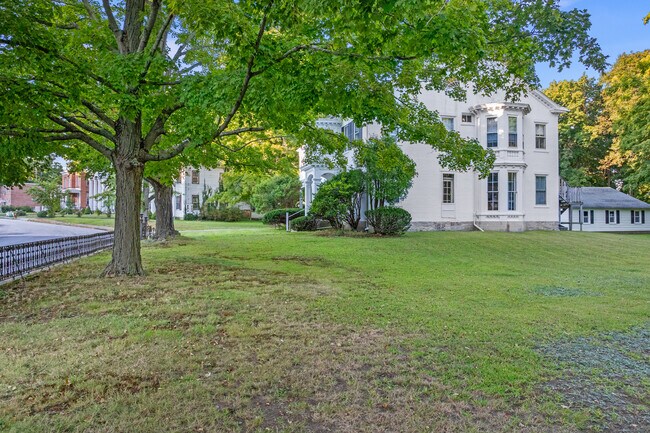 Building Photo - 161 Broadway