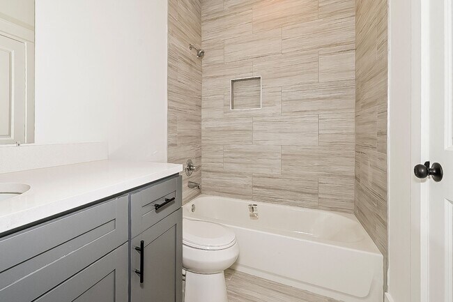 Building Photo - Beautiful Home For Rent near the Universit...