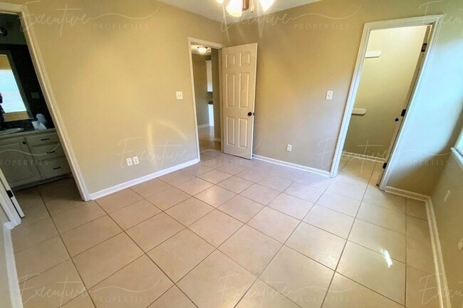 Building Photo - 2BR/2BA Duplex Near McNeese | W/D Included | Built-In Workspace