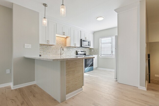 Building Photo - 335 Monticello Dr