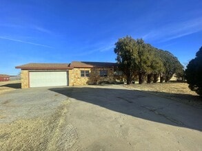 Building Photo - Large 4 Bed 2 Bath on Chapman DR