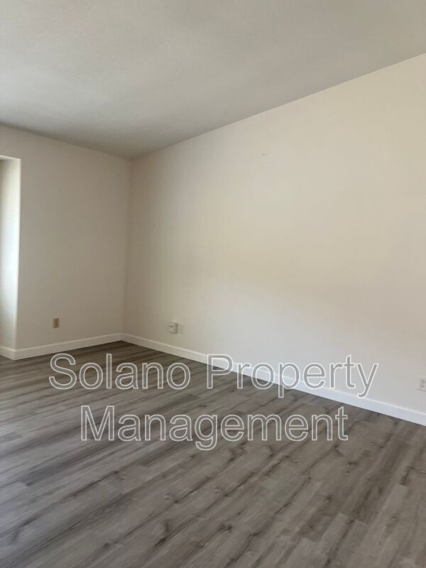 Building Photo - 142 Hillview Dr