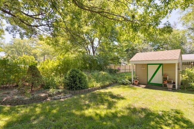 Building Photo - NEWLY UPDATED!! 3 Bedroom, 2 Bathroom Home in Des Moines!
