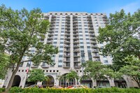 Building Photo - 1250 N La Salle Dr