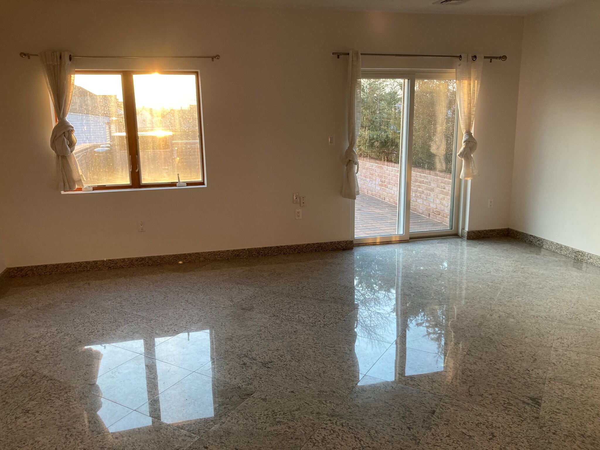 Living room - 14-16A Clintonville St