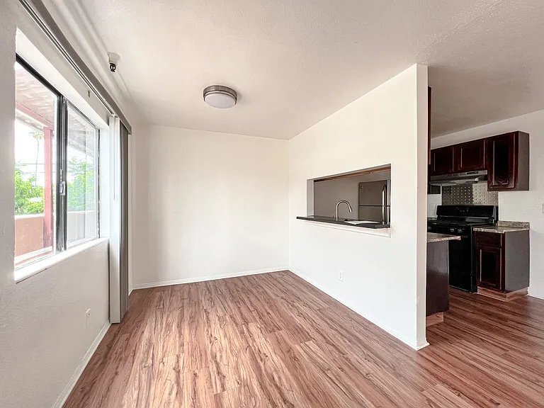 Building Photo - 14746 Delano St