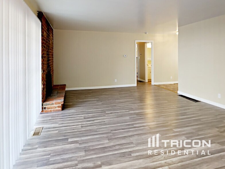 Building Photo - 1355 Royal Dr