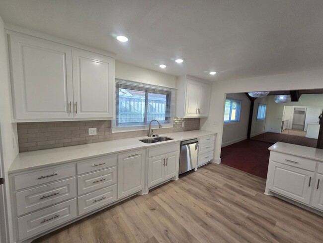 Building Photo - Spacious 3/2/2 - Newly remodeled Kitchen a...