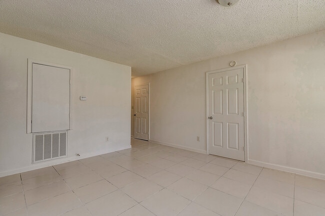 Building Photo - $1,450  3 Bedr/ 1 bath Beautiful Home in D...