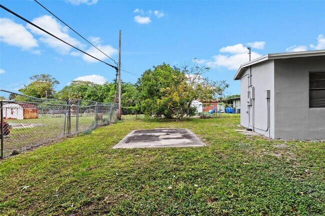 Building Photo - 1557 NW 15th Ave