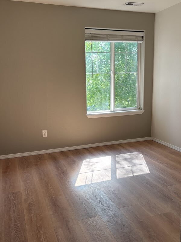 Building Photo - 825 Forest Glen #E