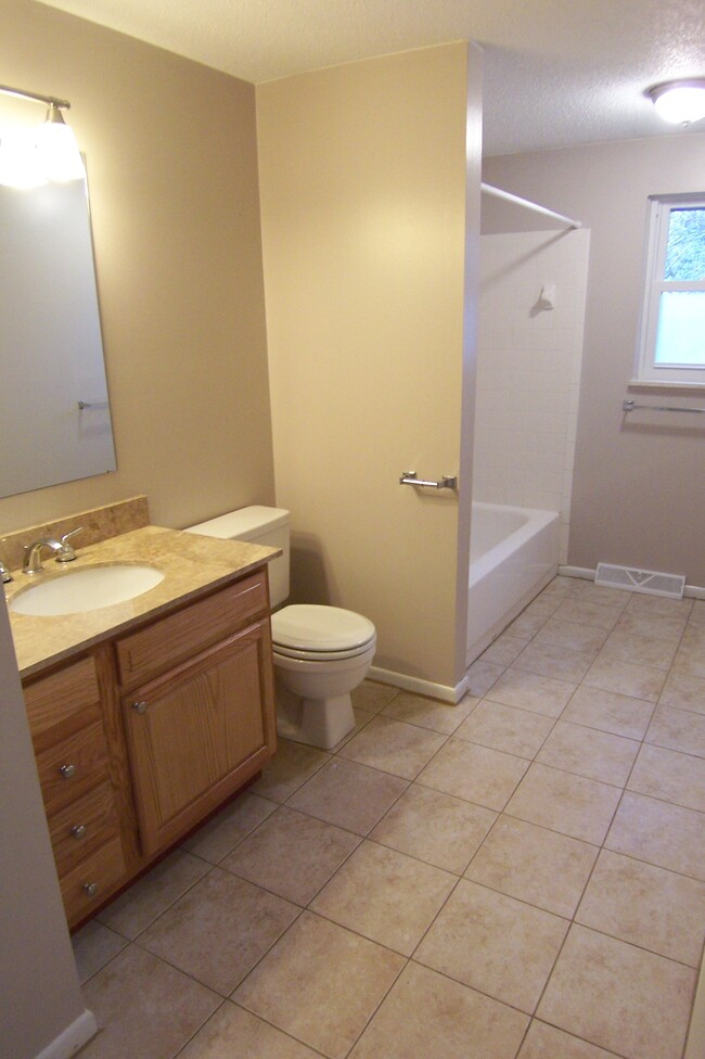 large full bath 2nd floor - 4720 Baylor Ct