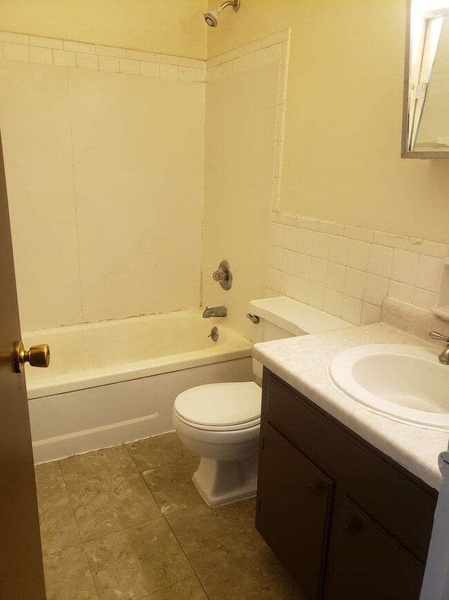 Building Photo - 2 BR Upper Apartment Near Purdue University