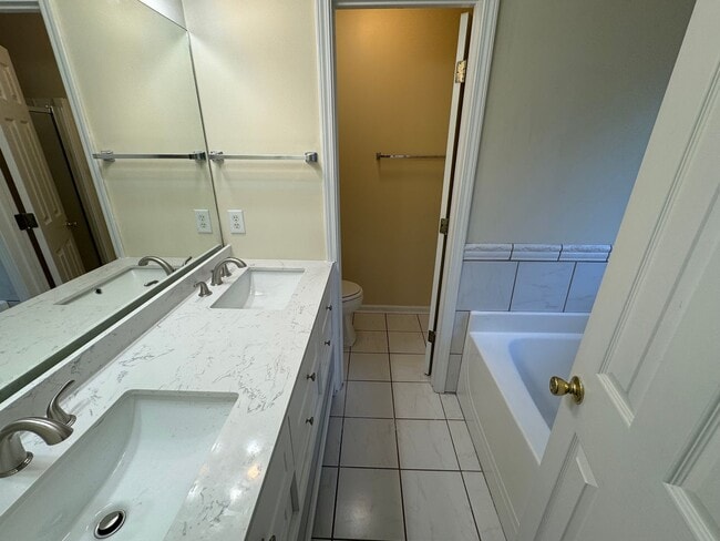 Building Photo - 4 Bedrooms in Eastern Oaks