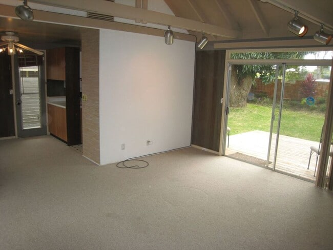 Building Photo - Mililani Town - Single story house with fe...