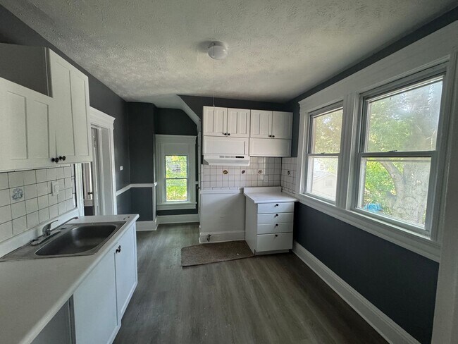 Building Photo - 2048 W 95th St