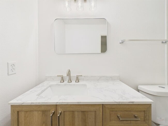 Building Photo - 1305 Hollow Creek Dr