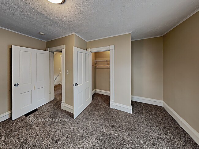 Building Photo - 424 E Park Ave