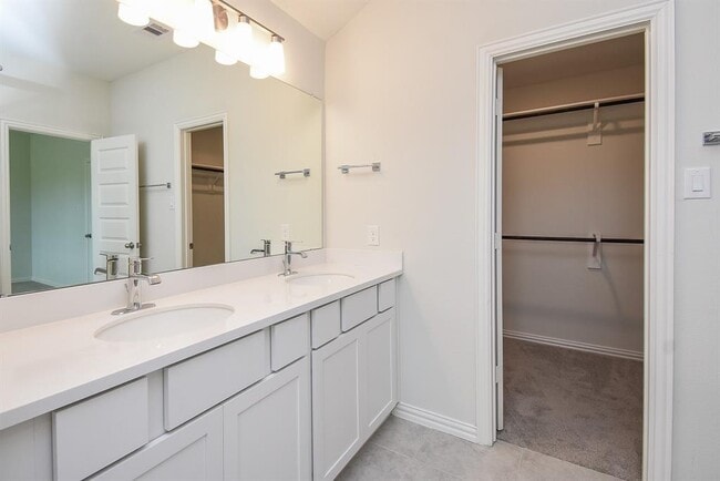 Building Photo - 27943 Western Crk Ct