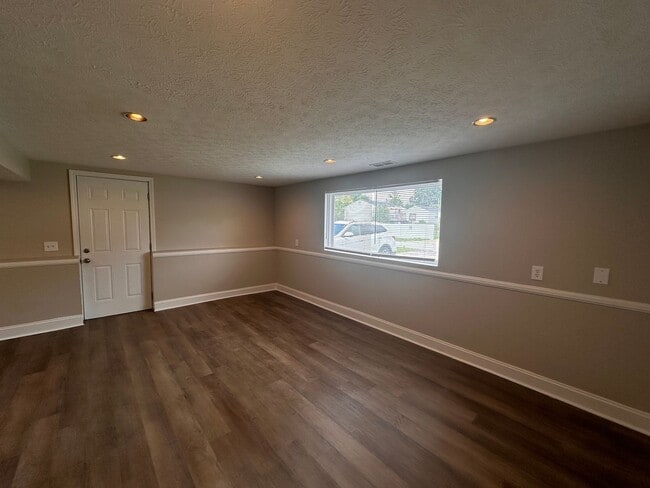 Building Photo - Renovated 5BR/2BA Bi-Level Home with Oversized 2 Car Garage For Rent!