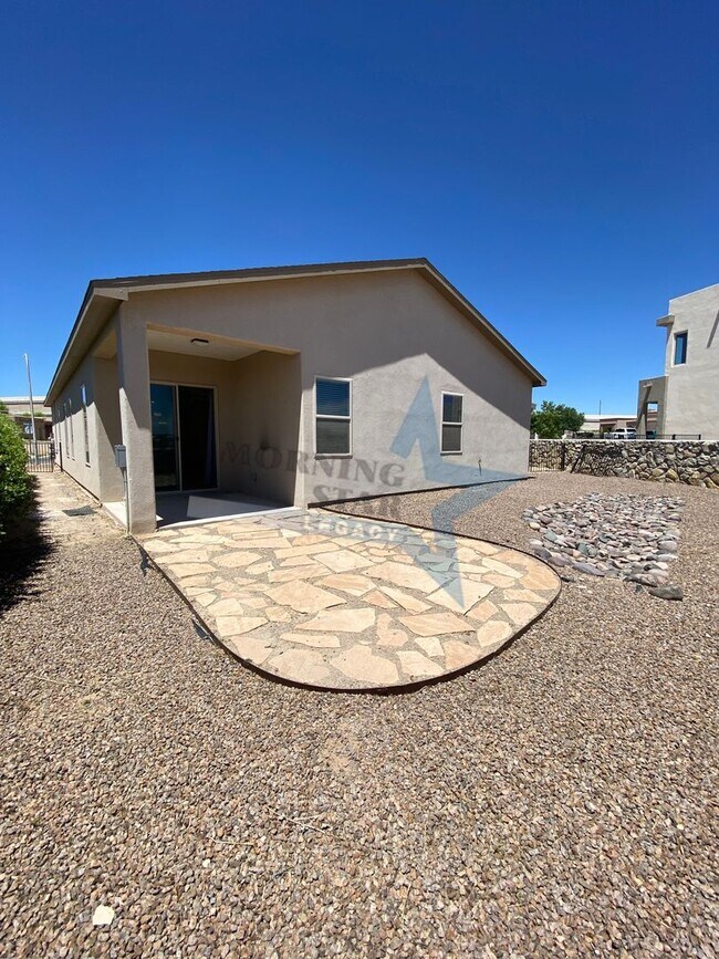 Building Photo - Stunning 4 bedroom, 2.5 bath house - 3 car...
