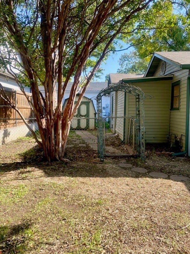 Building Photo - Charming Home located in the center of town!