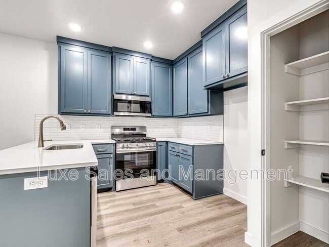 Building Photo - 610 W 2nd St