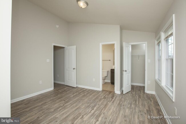 Building Photo - 183 Continental Dr