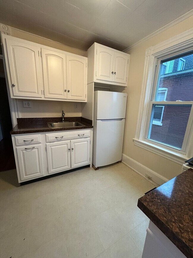 Building Photo - 556 N Plum St