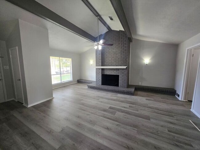 Building Photo - 3 Bedroom/2 Bathroom/1 Covered Parking Places - Remodeled