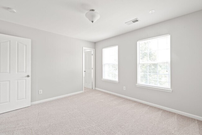 Building Photo - Move-in Ready (Fresh Paint, New Carpet!)