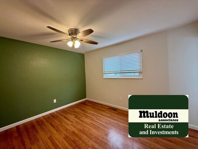 Building Photo - 3 Bedroom Tri Level with Spacious Yard 80918