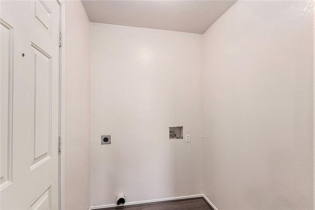 Building Photo - Discover your new home in this spacious 3-bedroom, 2-bath duplex located in the charming city of ...