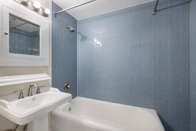 Building Photo - Modern Duplex in Monte Vista!