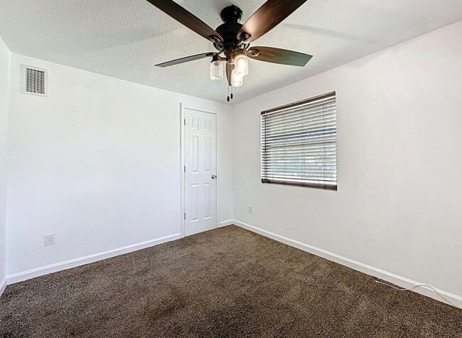 Building Photo - 2842 Lucoma Dr