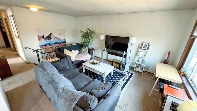 Building Photo - 3 Bed 1 Bath Apartment - Be Close To Every...