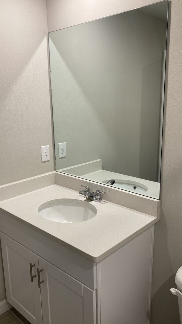 Building Photo - Like new 3 bedroom, 2.5 bathroom, 1 car ga...