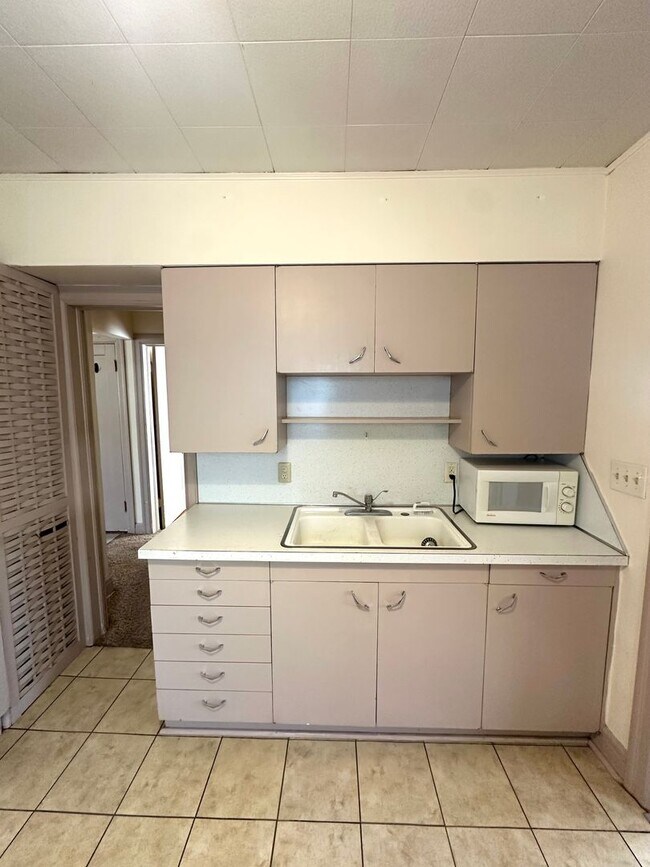 Building Photo - Cute House For Rent!